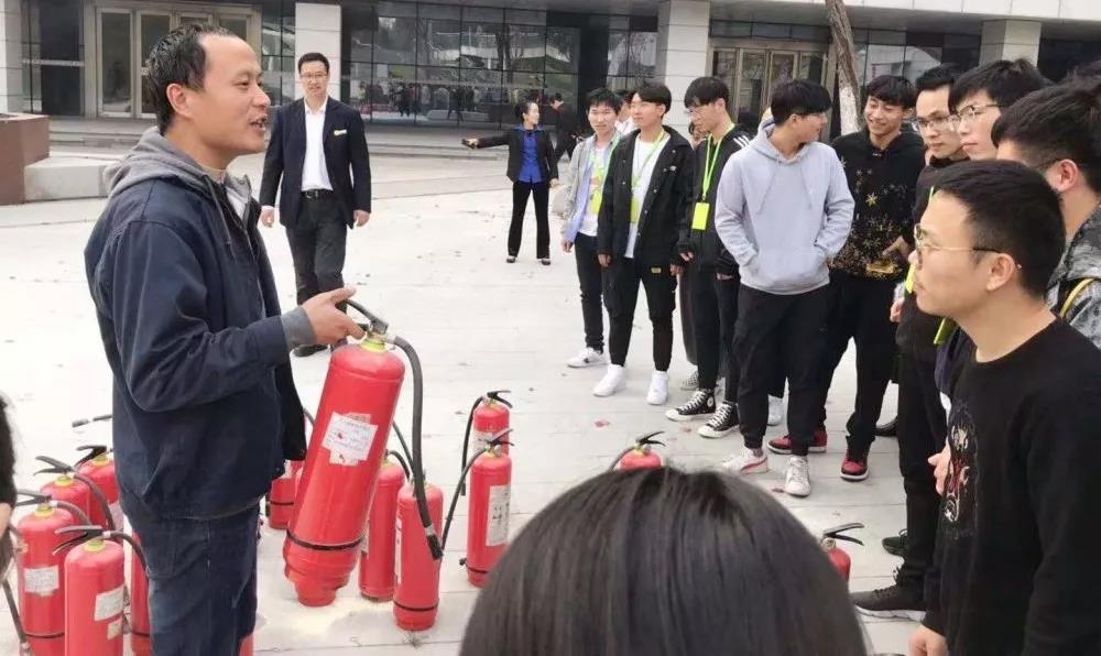 【亿企赢堂】安全重于泰山——消防安全演练，夯实安全意识 所有人安全抵达现场     消防演练之灭火器的使用